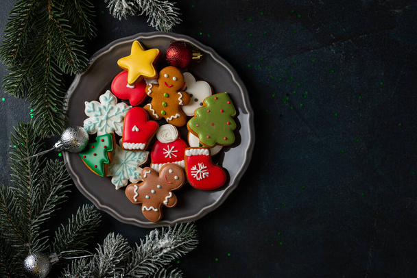 Overhead view of sweet holiday cookies, gingerbread men, Christmas - Фото, зображення
