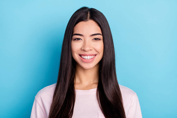 Fotografie okouzlující šťastná krásná mladá žena úsměv tvář dobrá nálada izolované na pastelové modré barvy pozadí - Fotografie, Obrázek