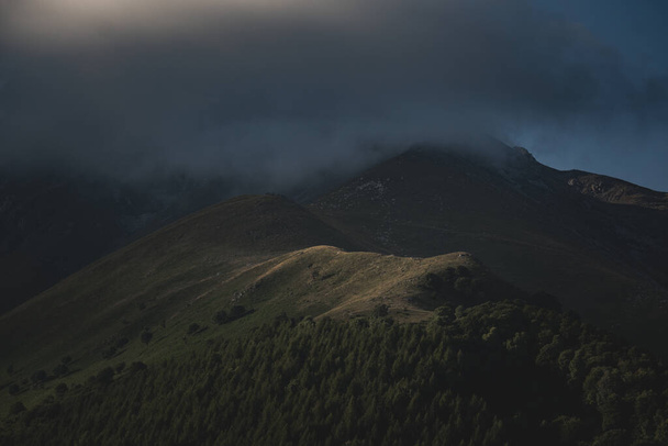 A beautiful mountain range under the low clouds - Foto, immagini