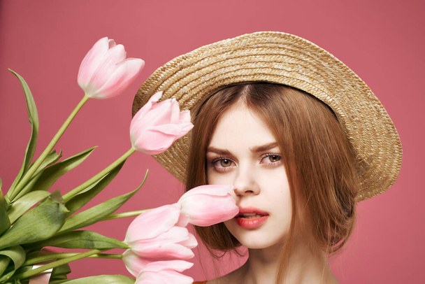 жінка з квітами подарунок жіноче свято мода рожевий фон
 - Фото, зображення