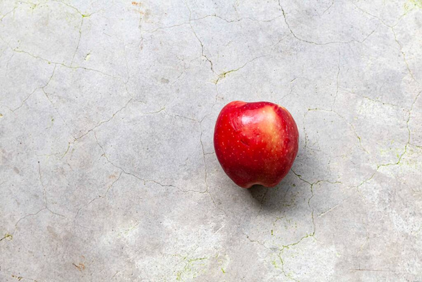 Cerrar - hasta de manzanas de color rojo brillante en la mesa de piedra - Foto, imagen