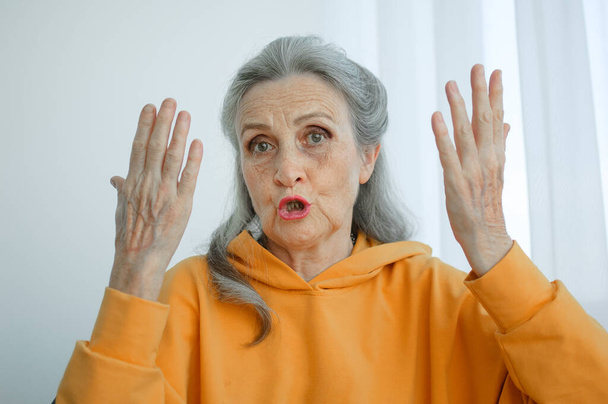 Detailní portrét naštvané starší dospělé ženy, která s někým mluví a dívá se do kamery. Negativní emoce, výraz obličeje, skandál - Fotografie, Obrázek