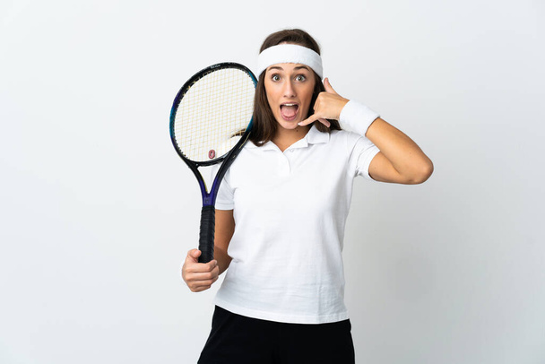 隔離された白い背景の上の若い女性テニス選手は電話ジェスチャーを作る。サインを呼んでくれ - 写真・画像