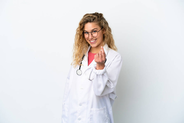 Joven doctora rubia aislada sobre fondo blanco haciendo gesto de dinero - Foto, Imagen