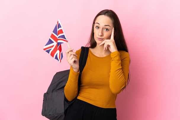 Junge hispanische Frau mit britischer Flagge denkt über eine Idee nach - Foto, Bild