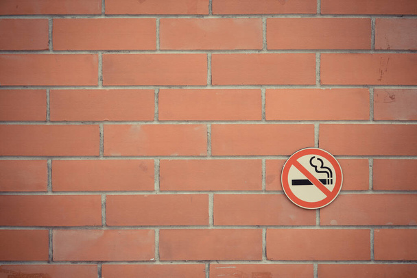 Non fumare segno su sfondo mattone rosso - Foto, immagini