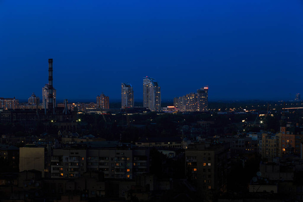 Міський пейзаж мегаполісу вночі, будівлі різної висоти і призначення. Зйомки на довгому експозиції в темряві
  - Фото, зображення