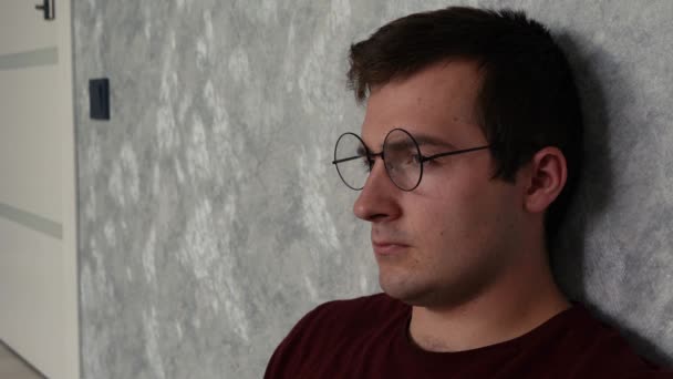 Müder Mann mit Brille nimmt die Brille ab - Filmmaterial, Video
