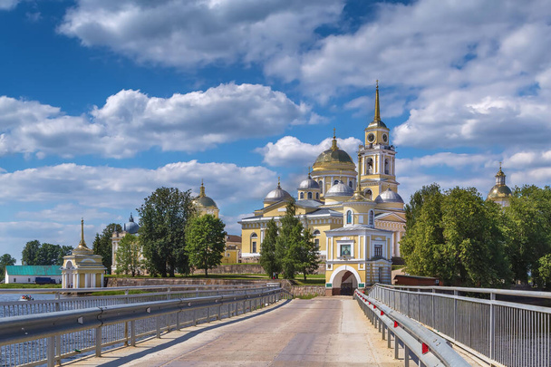 Nilovin luostari sijaitsee Stolobnyn saarella Seliger-järvellä, Venäjällä - Valokuva, kuva