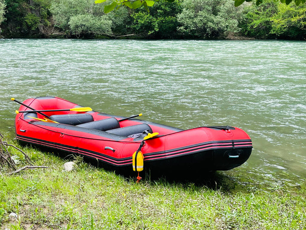 Equipo de rafting de agua blanca. Concepto de vacaciones de verano. Visita Albania. - Foto, imagen