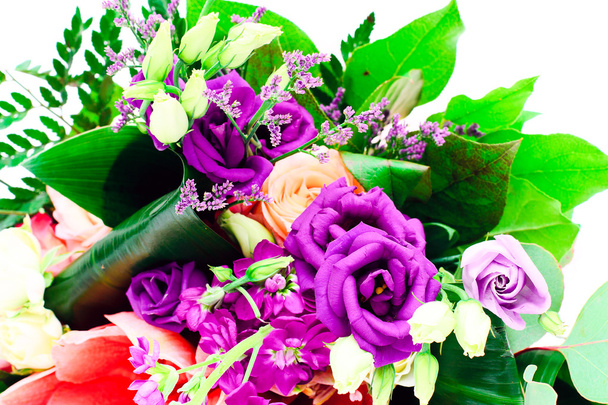 Värikäs kukkia kukkakimppu eristetty valkoisella taustalla
 - Valokuva, kuva