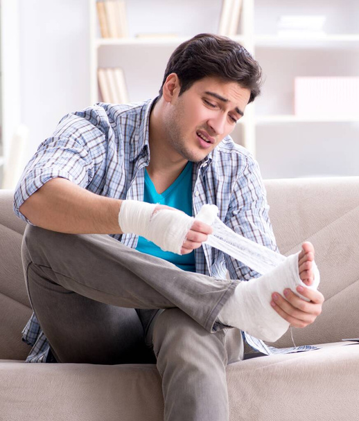 Young student man with injury at home - Foto, afbeelding