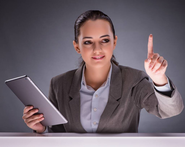 Mujer con Tablet PC en concepto de negocio - Foto, imagen