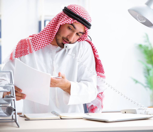 Arabische zakenman werkzaam in het kantoor - Foto, afbeelding