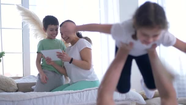 Familia alegre durante la actividad de ocio en casa conjunta - Metraje, vídeo