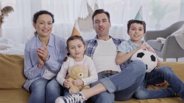 オンラインでのお祝い中に子供連れの家族 - 映像、動画