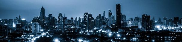 Paisaje urbano de filtro azul y edificios de gran altura en el centro de la ciudad de Metrópolis - Foto, Imagen