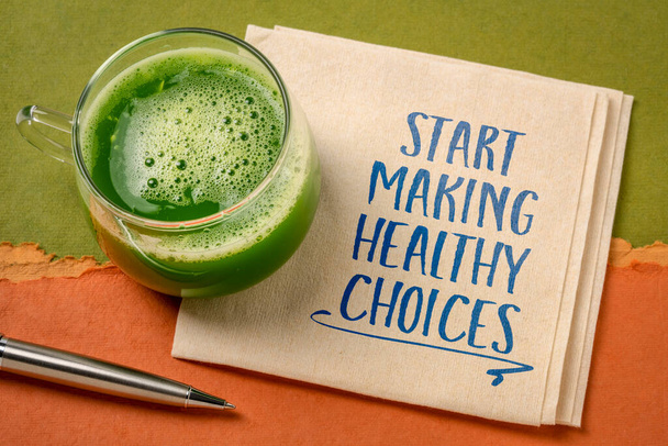 начать делать здоровый выбор мотивационное напоминание - почерк на салфетке с зеленым овощным соком, образ жизни и концепции развития личности - Фото, изображение