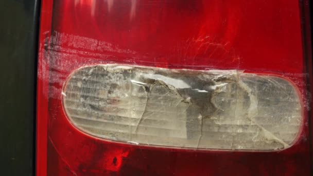 luz traseira quebrada em um carro close-up - Filmagem, Vídeo