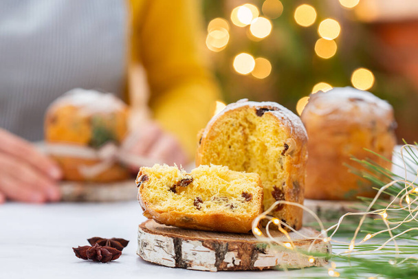 Geleneksel İtalyan Noel pastası Panettone ve şenlik süslemeleri  - Fotoğraf, Görsel