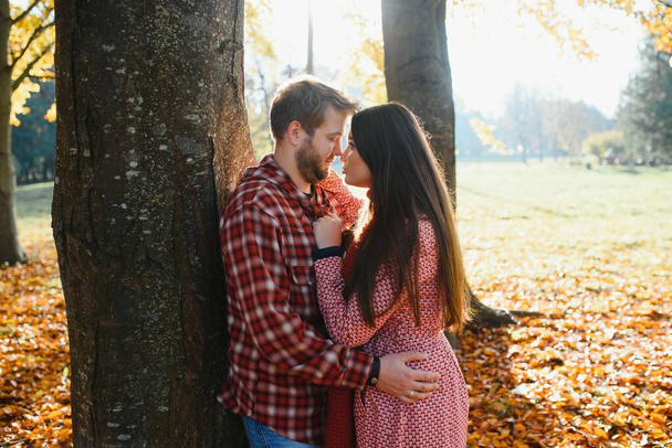 Couple in the autumn park - Foto, imagen