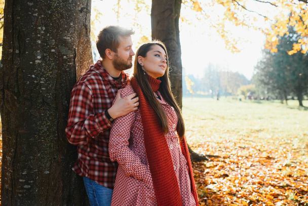 Couple in the autumn park.Smiling man and woman outside. - Foto, immagini