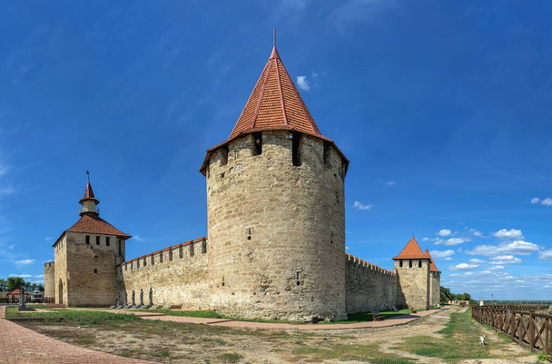 Bender, Moldova 06.09.2021. Güneşli bir yaz gününde Bender, Transnistria veya Moldova 'daki Tighina Kalesi' nin kale duvarları ve kuleleri - Fotoğraf, Görsel