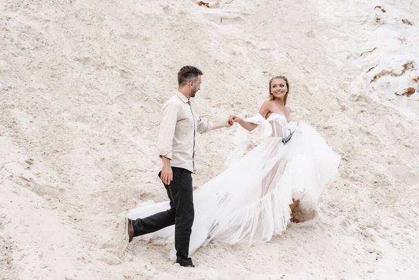 Красива весільна пара нареченого і нареченого в день весілля на відкритому повітрі на океанському пляжі. Щасливий шлюб
 - Фото, зображення