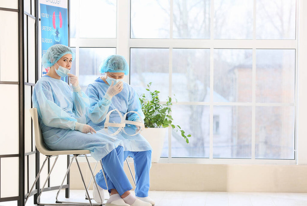 Chirurghi asiatici femminili nella sala della clinica - Foto, immagini