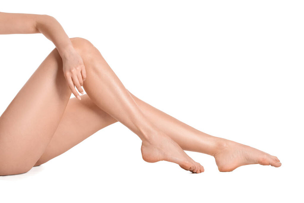 Las piernas de la mujer hermosa sobre fondo blanco - Foto, Imagen