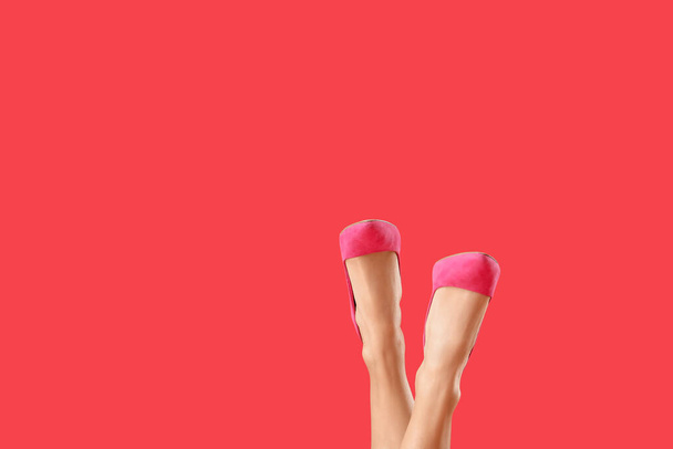 Πόδια της όμορφης γυναίκας σε ψηλά τακούνια στο φόντο χρώμα - Φωτογραφία, εικόνα