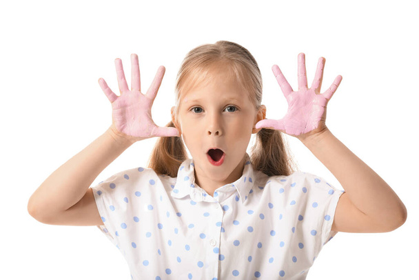 Überraschtes kleines Mädchen mit Händen in rosa Farbe auf weißem Hintergrund - Foto, Bild