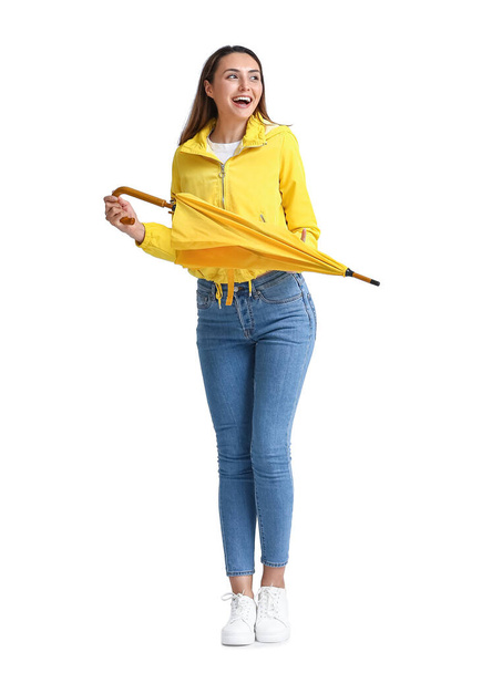 Kaunis nuori nainen sateenvarjo harmaalla taustalla - Valokuva, kuva