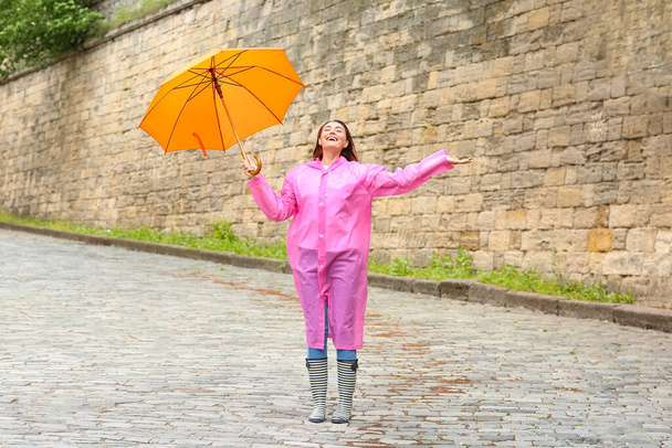 Krásná mladá žena s deštníkem venku - Fotografie, Obrázek