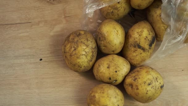um monte de batatas frescas na mesa - Filmagem, Vídeo