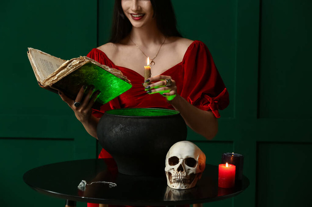 Witch uitvoeren van ritueel op donkere achtergrond - Foto, afbeelding