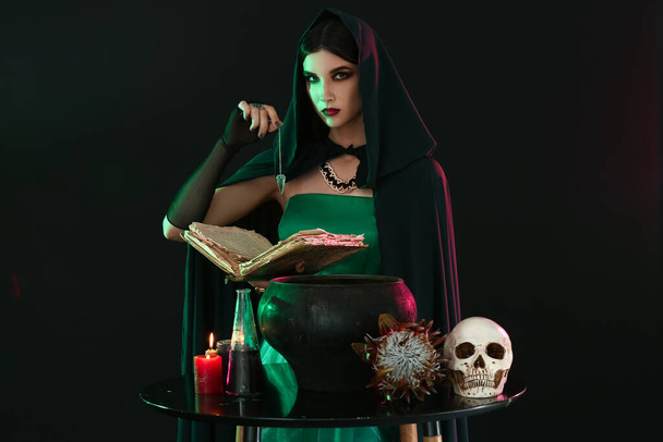 Čarodějnice provádějící rituál na černém pozadí - Fotografie, Obrázek