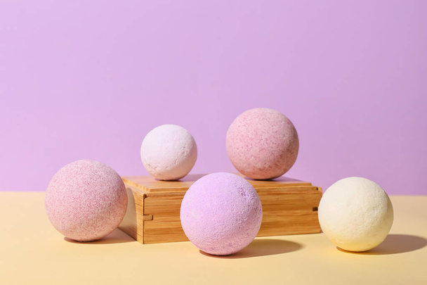 Koostumus laventeli kylpy pommeja värillinen tausta - Valokuva, kuva