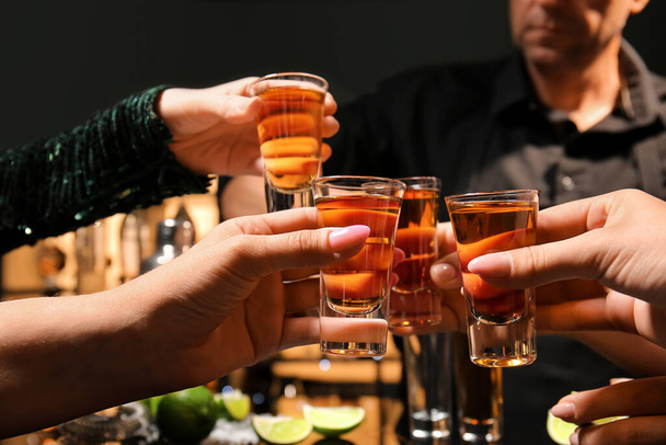 Les femmes avec des coups de tequila savoureux dans le bar - Photo, image