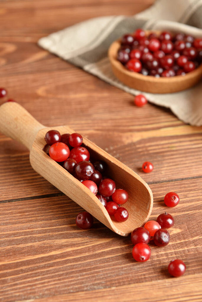 Scoop with healthy cranberries on wooden background - Foto, Imagem