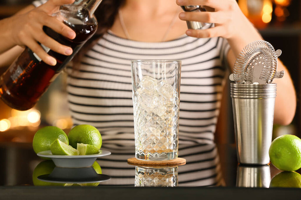 Barista femminile fare rinfrescante Long Island tè freddo sul tavolo nel bar - Foto, immagini
