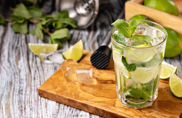 Verse Mojito cocktail met limoen, munt en ijs - Foto, afbeelding
