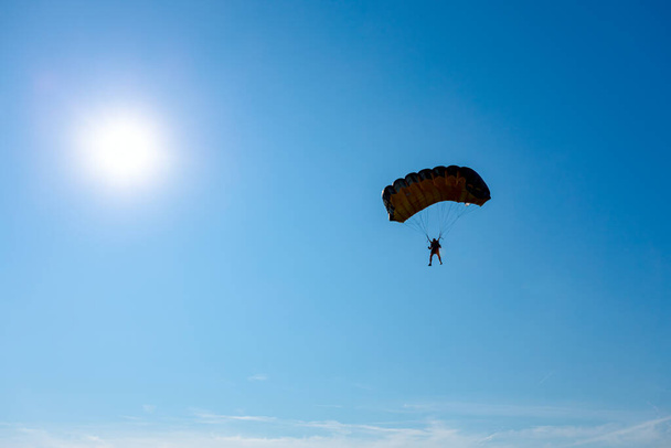 Spadochroniarz leci powoli z otwartym spadochronem. Skoki spadochronowe, szybowce, skoki spadochronowe - Zdjęcie, obraz