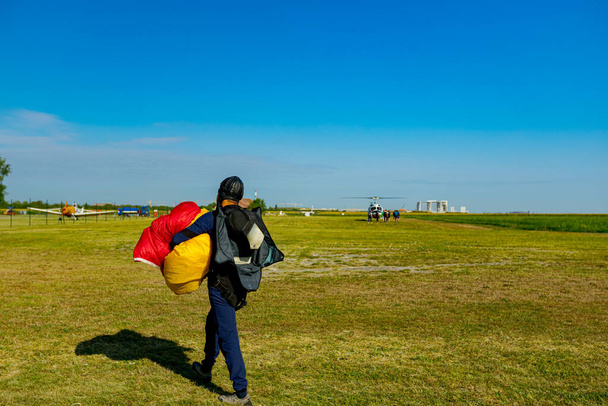 Az ejtőernyősök nyitott ejtőernyős sétát tartanak a reptéren a Nemzeti Ejtőernyős Bajnokságon. - Fotó, kép