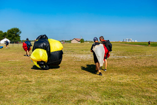 Парашутисти переносять відкриту парашутну прогулянку по аеродрому на національному чемпіонаті парашутистів. - Фото, зображення