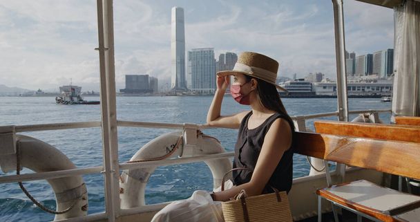 Donna prendere il traghetto attraverso il porto di Hong Kong - Foto, immagini