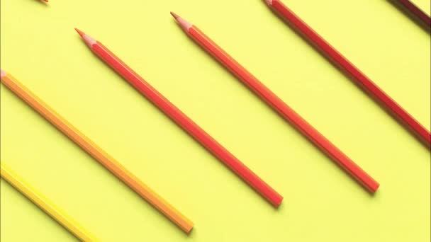 Színes ceruzák mozgása sárga alapon. - Felvétel, videó