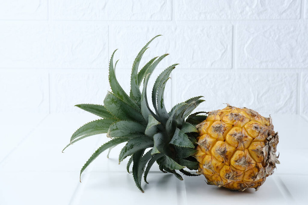 Valkoista taustaa vasten eristetty kypsä ananas. Valikoiva fokusoiva kuva, kopioi tilaa. - Valokuva, kuva