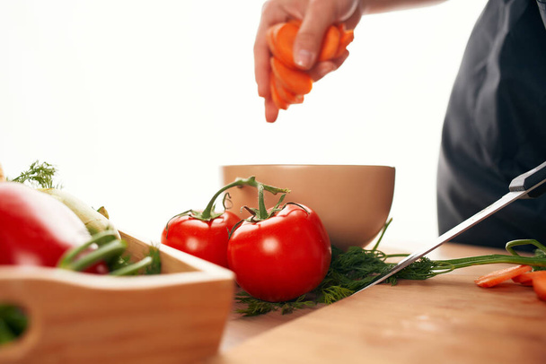 krájení mrkve na řezací desce kuchyně vaření vegetariánství - Fotografie, Obrázek