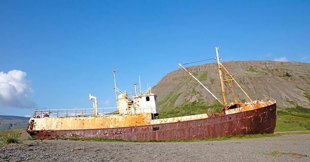 Старое ржавое кораблекрушение в Вестфьордах, северо-западная Исландия - Фото, изображение